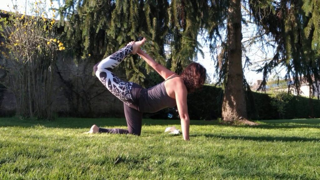 Ardha Dhanurasana, mejor conocida como la mitad del arco en pie