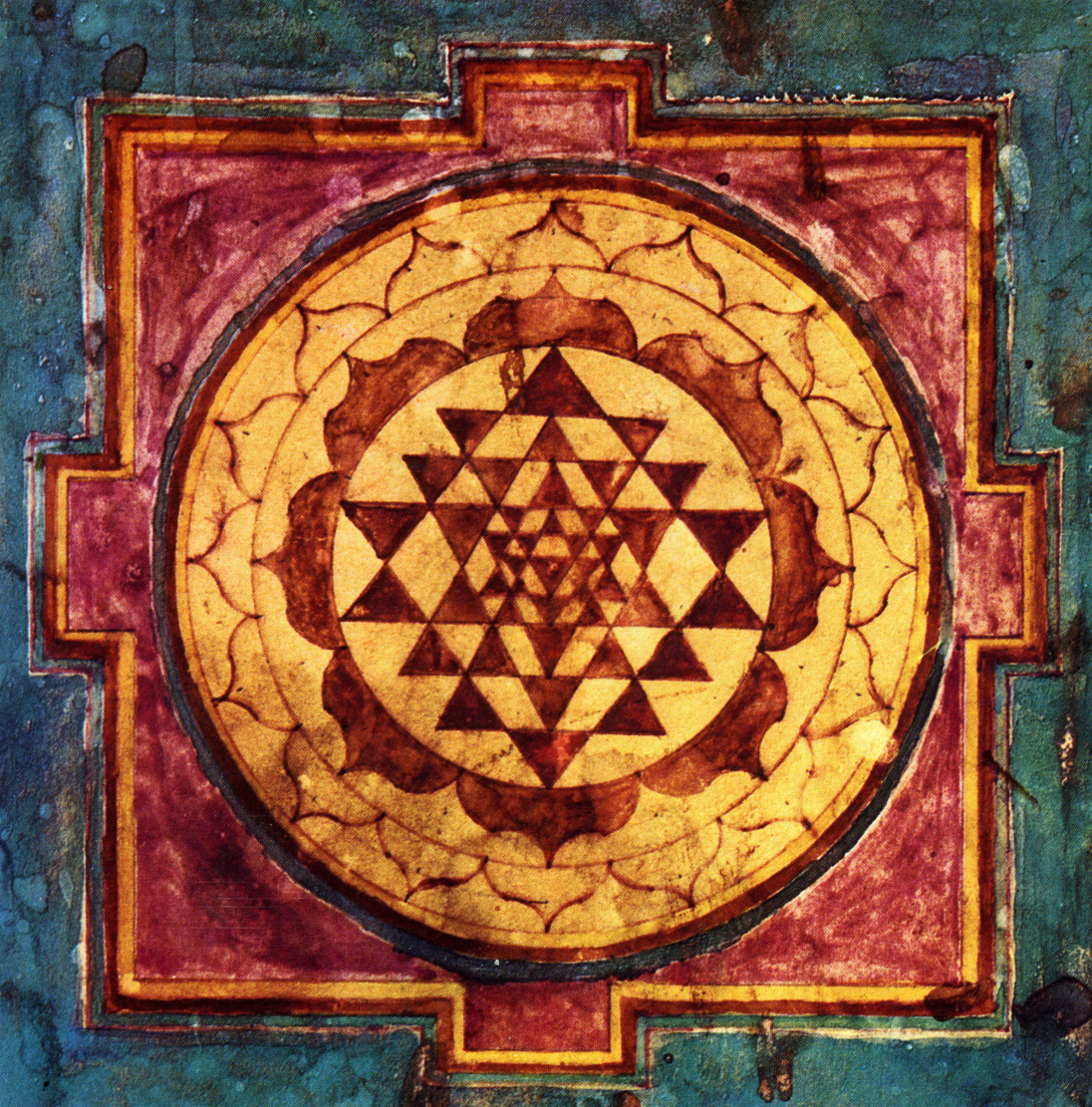En primer lugar, el Sri Yantra es una configuración de nueve triángulos entrelazados que irradian hacia afuera desde un punto central llamado 'Bindu'
