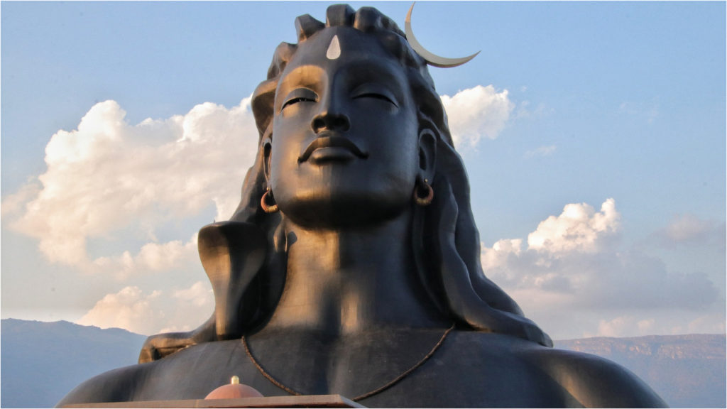 La noche de Shiva o Shivaratri es la noche antes del día de la luna nueva de cada mes. Durante este suceso astrológico, y debido a la ausencia de la influencia de la luna, las energías solares y masculinas (representadas por Shiva) se manifiestan al máximo