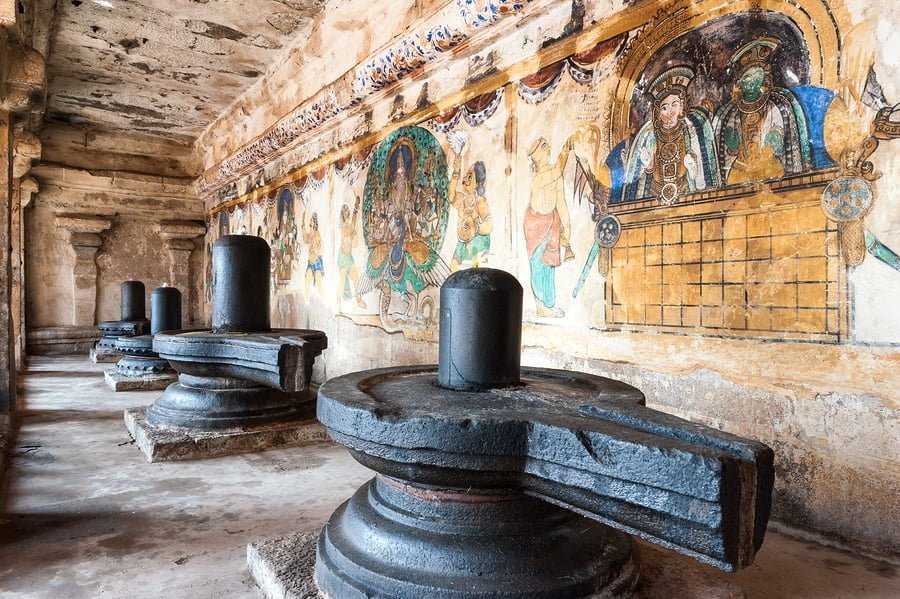 Dentro de la tradición hinduista un lingam representa simbólicamente al dios Shiva. 