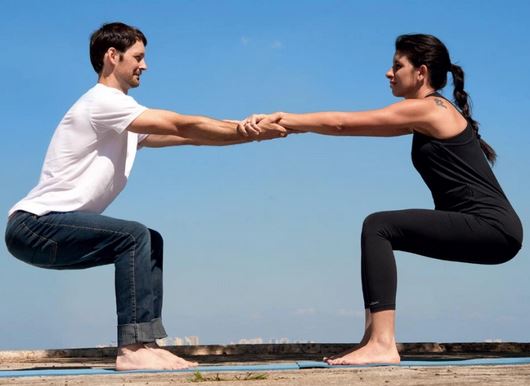 Utakatasana-yoga-en-pareja