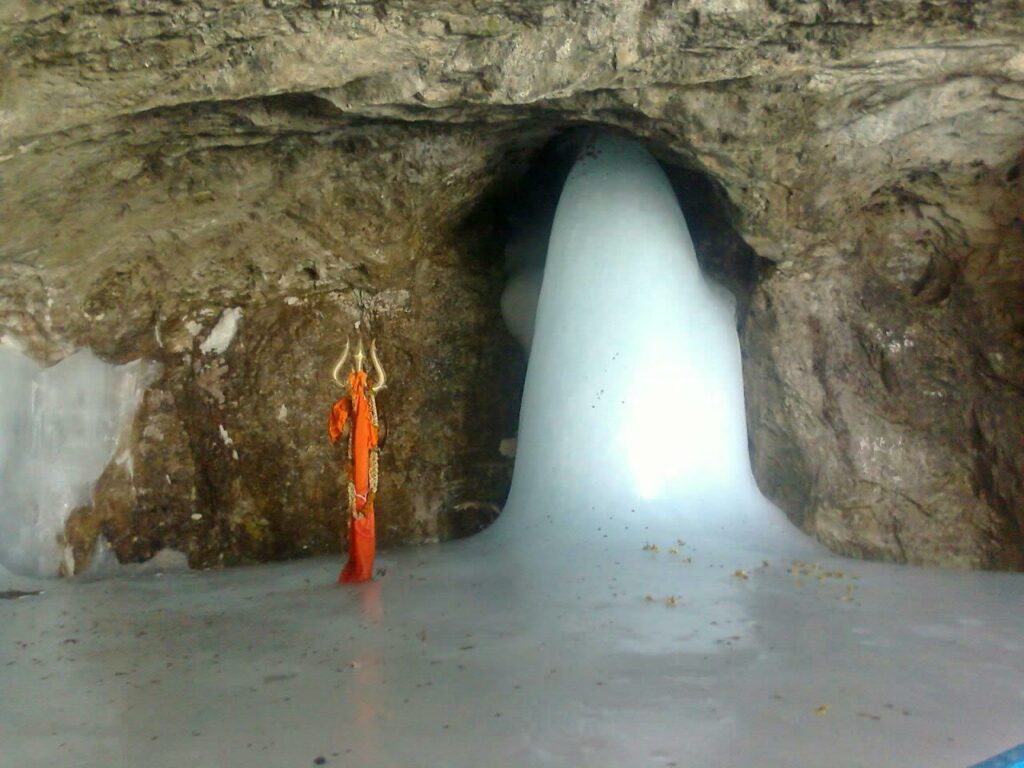 El Shiva Lingam natural de esta foto esta ubicado en Amarnath, India. 