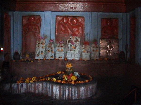 El Shiva Lingam de esta foto esta ubicado en Laksmeshvar, India. 