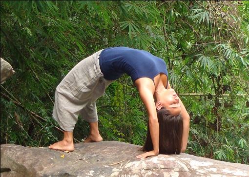 El primer lugar, acuestate sobre la espalda con las dos manos a los lados-Chakrasana