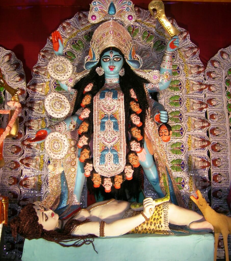 Kali es una diosa poderosa y resolutiva, asociada con la muerte y la destrucción. 