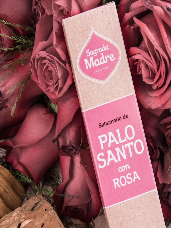 Portada-Incienso-o-sahumerio-Palo-Santo-con-Rosa-de-Sagrada-Madre-unidad-de-20g-Contenido-ofrecido-por-Inciensoshop