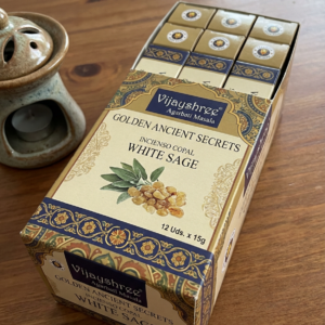 Incienso Copal White Sage Golden Ancient Secrets de Vijayshree Agarbati Masala en caja de 12 uds de 15g