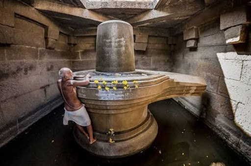 Sadhu hindú con el rostro pintado de blanco y túnica naranja durante el festival de Shivaratri.